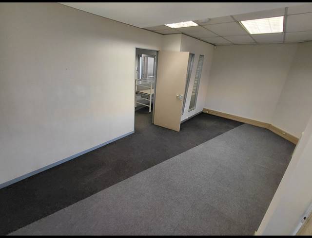 104M² OFFICE TO LET IN FOURWAYS